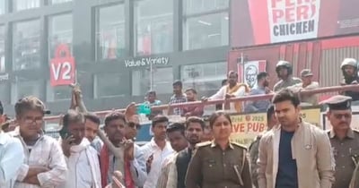 घटनास्थल के पास लगे सीसीटीवी कैमरे में हत्या की पूरी तस्वीर कैमरे में कैद हो गई है.