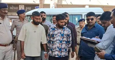 पुलिस ने गुंडों का निकाला परेड.