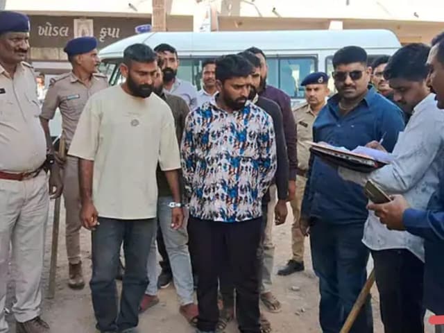 पहले दुकानदार को 20 सेकंड में 11 बार पीटा, अब पुलिस ने गुंडों का निकाला जुलूस