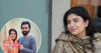 रवींद्र जडेजा बेटी के साथ पहुंचे विधानसभा, रीवाबा का भाषण सुना.