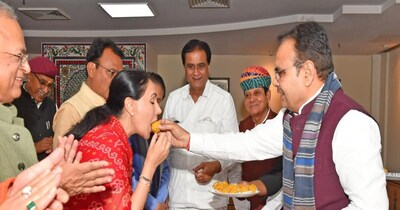डिप्टी सीएम दिया कुमारी को लड्डू खिलाते राजस्थान के सीएम भजनलाल शर्मा