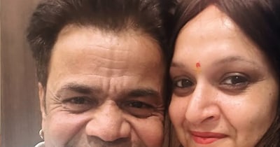 राजपाल यादल अपनी पत्नी राधा यादव के साथ. (फोटो साभारः इंस्टाग्राम @rajpalofficial)