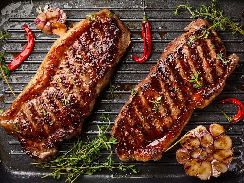 আমিষ: যারা খুব বেশি লাল মাংস খান তাদের জয়েন্টে ব্যথা হওয়ার সম্ভাবনা বেশি থাকে। লাল মাংসে প্রচুর পরিমাণে প্রদাহজনক যৌগ থাকে। এতে ট্রান্স ফ্যাট বা হাইড্রোজেনেটেড তেলও থাকতে পারে, যা হাঁটুর ব্যথার কারণ হয়। লাল মাংসে প্রচুর পরিমাণে পিউরিন থাকে। এগুলো শরীরে ভেঙ্গে গেলে ইউরিক এসিড তৈরি হয়। এই ইউরিক অ্যাসিড জয়েন্টে জমে এবং হাঁটুতে ফোলা ও ব্যথা করে। যারা আমিষ কম করেন এবং নিরামিষ খাবার গ্রহণ করেন তাদের মধ্যে এই ব্যথার তীব্রতা কমতে পারে। আমিষ: যারা খুব বেশি লাল মাংস খান তাদের জয়েন্টে ব্যথা হওয়ার সম্ভাবনা বেশি থাকে। লাল মাংসে প্রচুর পরিমাণে প্রদাহজনক যৌগ থাকে। এতে ট্রান্স ফ্যাট বা হাইড্রোজেনেটেড তেলও থাকতে পারে, যা হাঁটুর ব্যথার কারণ হয়। লাল মাংসে প্রচুর পরিমাণে পিউরিন থাকে। এগুলো শরীরে ভেঙ্গে গেলে ইউরিক এসিড তৈরি হয়। এই ইউরিক অ্যাসিড জয়েন্টে জমে এবং হাঁটুতে ফোলা ও ব্যথা করে। যারা আমিষ কম করেন এবং নিরামিষ খাবার গ্রহণ করেন তাদের মধ্যে এই ব্যথার তীব্রতা কমতে পারে।