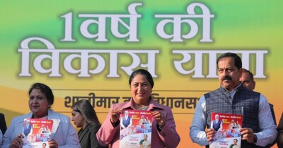 सीएम रेखा गुप्ता ने दिल्ली की जनता को 500 नई इलेक्ट्रिक बसें समर्पित की.