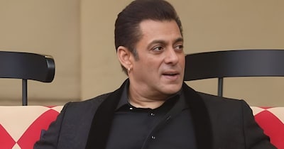 नई दिल्ली: 'भाईजान' सलमान खान बॉलीवुड के रैम्बो हैं, जिन्हें उनके फैंस धांसू किरदार में देखना ही पसंद करते हैं, हालांकि उन्होंने पर्दे पर संजीदे किरदार निभाने का भी जोखिम उठाया. फिल्म 'ट्यूबलाइट' से उनकी इमेज को नुकसान पहुंचा. उन्होंने साल 2004 में एक ऐसा किरदार निभाया था, जिसे निभाने से बॉलीवुड के सभी सितारों ने इनकार कर दिया था. फैंस भी खुश नहीं थे, पर उन्होंने देशभर में गंभीर चर्चा छेड़ दी थी. हम फिल्म 'फिर मिलेंगे' की बात कर रहे हैं, जिसमें सलमान खान ने एक एचआईवी पॉजिटिव शख्स की भूमिका निभाई थी. सलमान ने फिल्म के लिए महज 1 रुपये फीस चार्ज की थी. (फोटो साभार: IMDb)