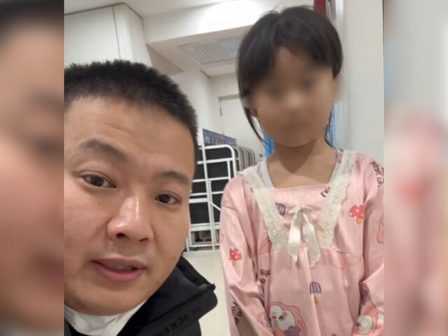 अस्पताल में अकेले अपने बीमार पिता की सेवा करती दिखी 7 साल की मासूम बच्ची, भावुक हुए लोग!