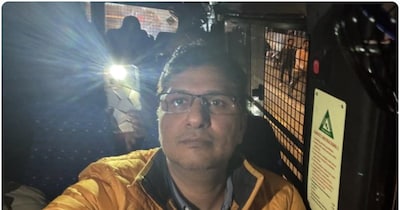 दिल्ली पुलिस ने सौरभ भारद्वाज को हिरासत में लिया है.