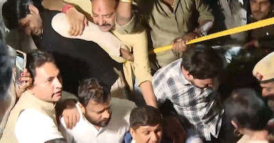 सौरभ भारद्वाज प्रदर्शन कर रहे थे तो उन्‍हें उठाने की कोश‍िश की गई.