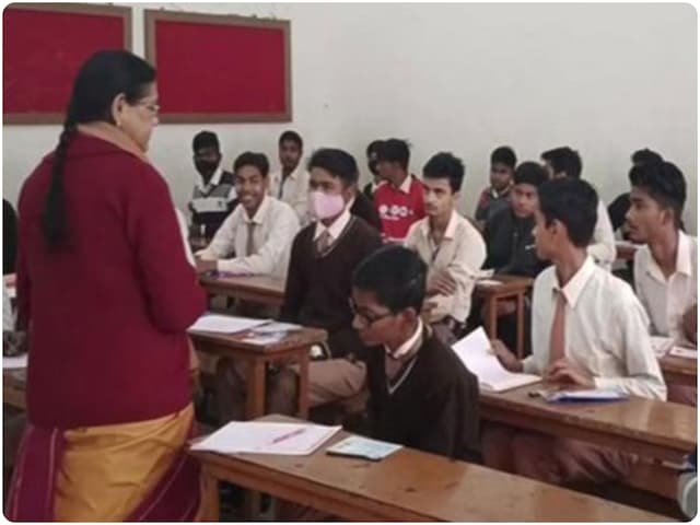 गुजरात में महिला टीचर के साथ छात्र ने की शर्मनाक हरकत, CCTV फुटेज वायरल