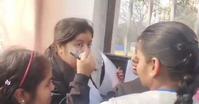 परीक्षा केंद्र के बाहर रोती इंटर की परीक्षार्थी व निराश छात्राएं