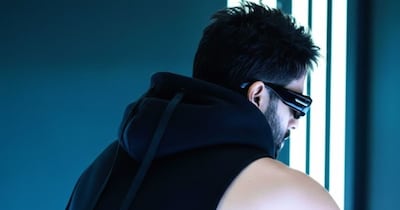 नई दिल्ली: हम जिस फिल्म स्टार की बात कर रहे हैं, उनके मम्मी-पापा अपने अभिनय के लिए बड़े मशहूर थे. मां ने 'सूर्यवंशम', 'सड़क' और 'ब्लैकमेल' जैसी फिल्में कीं, तो पिता 'राख', 'मकबूल', 'एक डॉक्टर की मौत' जैसी फिल्मों में अभिनय के लिए नेशनल अवॉर्ड जीत चुके हैं. सौतेले भाई के अभिनय का डंका ऑस्कर अवॉर्ड फंक्शन में भी सुनाई दिया.(AI से जेनरेटेड इमेज)