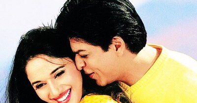 नई दिल्ली. बॉलीवुड में अक्सर कहा जाता है कि 'जो फिल्म बंद हो जाती है वह इतिहास बन जाती है.' लेकिन 2002 में, एक ऐसी फिल्म थिएटर में आई जिसने इस कहावत को पूरी तरह गलत साबित कर दिया. शाहरुख खान, सलमान खान और माधुरी दीक्षित जैसे सुपरस्टार्स वाली 'हम तुम्हारे हैं सनम' को बनने और रिलीज होने में 6 साल लग गए. आज के जमाने में, जब फिल्में छह महीने में पूरी हो जाती हैं, इस फिल्म का सफर किसी रोलरकोस्टर राइड से कम नहीं था.