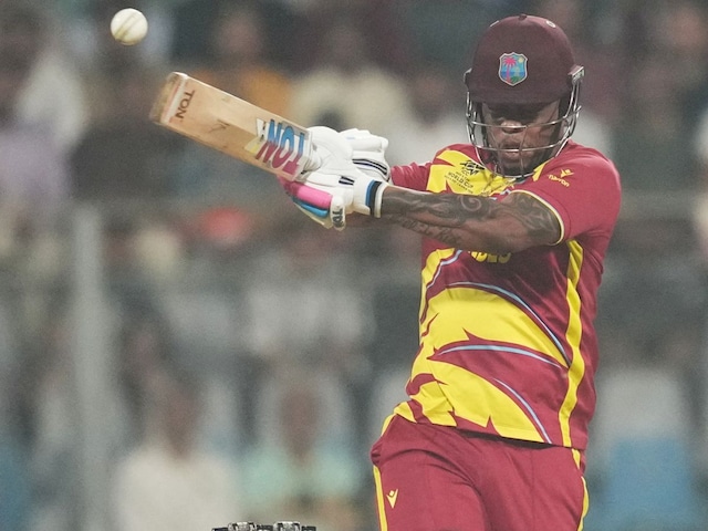 সিমরান হেটমায়ার 108 মিটারের একটি আকাশে ছক্কা মেরেছিলেন, বলটি মেঘ ভেদ করে বেরিয়ে এসেছিল