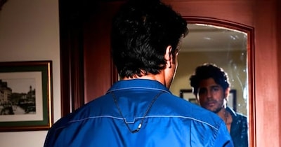 नई दिल्ली: बॉलीवुड स्टार ने जैसलमेर में शाही अंदाज में शादी की थी. ज्यादातर एक्टर की तरह उन्हें भी अपनी कोस्टार्स से प्यार हुआ. उन्होंने एक नाम वाली दो हीरोइनों को डेट किया था, लेकिन आखिर में दिल दूसरी आलिया को दिया. हम सिद्धार्थ मल्होत्रा की बात कर रहे हैं, जिन्होंने कियारा आडवाणी से 7 फरवरी 2023 को राजस्थान के जैसलमेर स्थित आलीशान सूर्यगढ़ पैलेस में सात फेरे लिए थे.(फोटो साभार: IMDb)