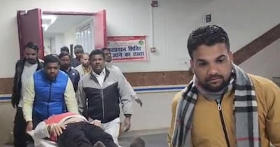 बिहार के सीवान में शादी से लौट रहे पत्रकार रमेश सिंह को अज्ञात बदमाशों ने गोली मार दी. 