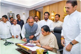 सुनेत्रा पवार डिप्टी CM के बाद अब NCP की कमान संभालने के लिए तैयार