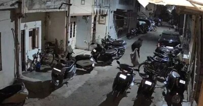 सूरत में चोरों का अजीब कारनामा: 48 घरों से महंगे जूते-चप्पल चोरी, CCTV में कैद.