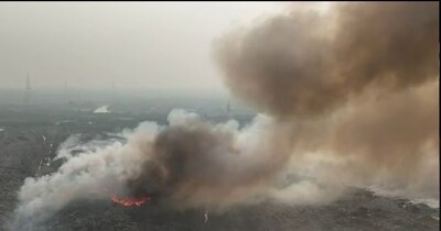 सूरत डंपिंग साइट पर 3 दिन से आग बेकाबू: 20 लाख लीटर पानी, 150 टन मिट्टी भी नाकाम