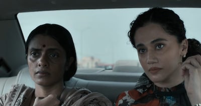 अस्सी के एक सीन में तापसी पन्नू और कनु कुसरुति. (फोटो साभारः यूट्यूब वीडियोग्रैब)