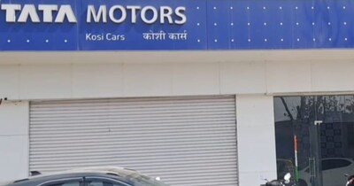 अररिया के महादेव चौक स्थित टाटा मोटर्स के शोरूम का शटर तोड़कर चोर तीन कारें लेकर फरार हो गए.