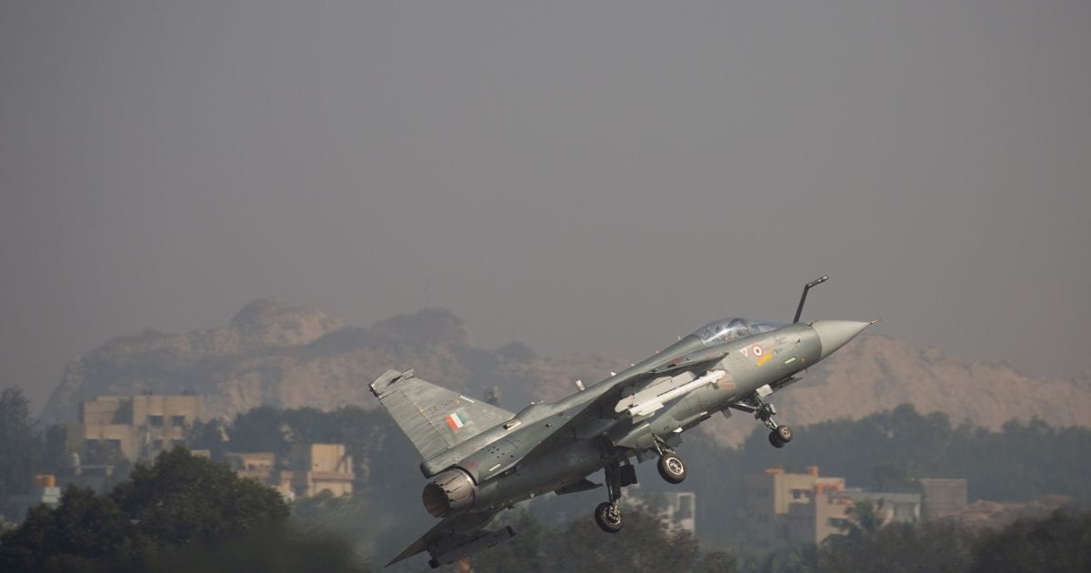 तेजस फाइटर जेट रनवे से फिसला, ब्रेक फेल होने का शक, पूरी फ्लीट की उड़ान पर लगी रोक