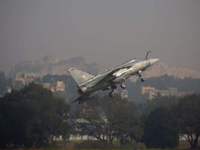 तेजस फाइटर जेट रनवे से फिसला, ब्रेक फेल होने का शक, पूरी फ्लीट की उड़ान पर रोक