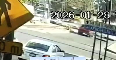 मेक्सिको सिटी में चमत्कार! ट्रेन से टकराई कार, ड्राइवर मौत को छूकर जिंदा लौटा