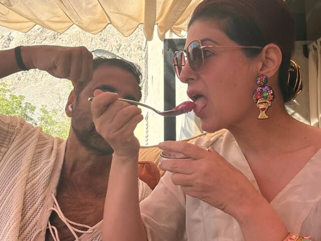 डेजर्ट खा रही थीं ट्विंकल खन्ना, अक्षय कुमार ने दिखाया मुक्का