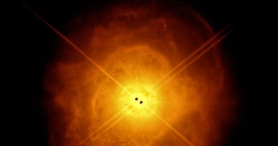 बाइनरी सिस्टम AFGL 4106 में दो बूढ़े हो रहे तारे अपनी जिंदगी के आखिर में एक चमकदार, अंडे के आकार का नेबुला बना रहे हैं. (Image credit: ESO/G. Tomassini et al.)