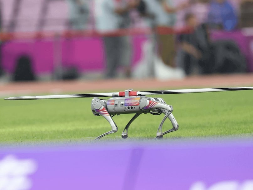 ट्रोलिंग की मुख्य वजह यह थी कि लोग इसे ‘चीनी प्रोडक्ट को इंडियन बताने’ का मामला समझ बैठे, जबकि यूनिवर्सिटी का कहना है कि यह गलतफहमी है. यह घटना बताती है कि टेक्नोलॉजी प्रदर्शन में पारदर्शिता कितनी जरूरी है. इस किस्से को देखते हुए आपके मन में भी ये सवाल आया होगा कि चीन में और भी कौन से वह रोबोटिक प्रोडक्ट्स हैं जिन्हें भारत लाया जा सकता है. आइए एक नज़र डालते हैं...