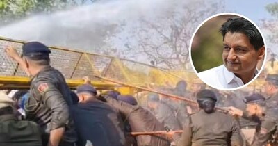 यूथ कांग्रेस को रोकती पुलिस.