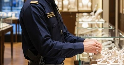 मुंगेर में गार्ड की बंदूक गिरने से चली गोली, ज्वेलरी दुकान का युवक घायल, CCTV में कैद घटना.