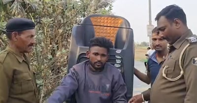 बाइक पर कुर्सियों के नीचे शराब तस्करी का भंडाफोड़, गोपालगंज में बड़ा खुलासा.