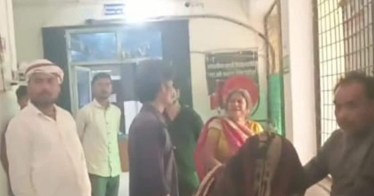 'नहीं मिल रही छुट्टी', फतेहपुर में बीएलओ ने स्कूल में लगाई फांसी, 8 मार्च को बेटी की शादी, जेब में मिला सुसाइट नोट