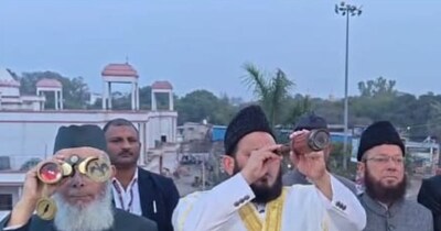 लखनऊ में चांद देखते मौलाना खालिद रशीद.