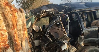 टक्कर इतनी जबरदस्त थी कि वाहन के परखच्चे उड़ गए.
