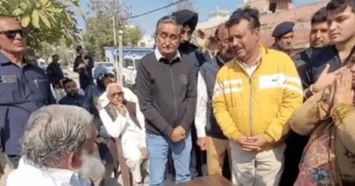 मंत्री अनिल विज से बात करते युवती के माता-पिता.