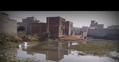 मथुरा में पार्षद ने 50 लाख में बेचा सरकारी पोखरा, बाउंड्री शुरू होते ही खुला राज.