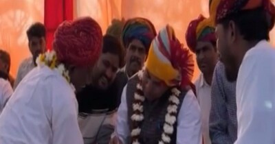 विधायक ने बुजुर्ग के हाथ पर लिखकर पुलिया निर्माण का वादा किया