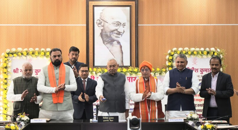 बिहार में फिर बंटे 10-10 हजार, CM नीतीश ने 25 लाख को भेजा पैसा, आप भी उठा सकते हैं फायदा 4 बिहार में फिर बंटे 10-10 हजार, CM नीतीश ने 25 लाख को भेजा पैसा, आप भी उठा सकते हैं फायदा