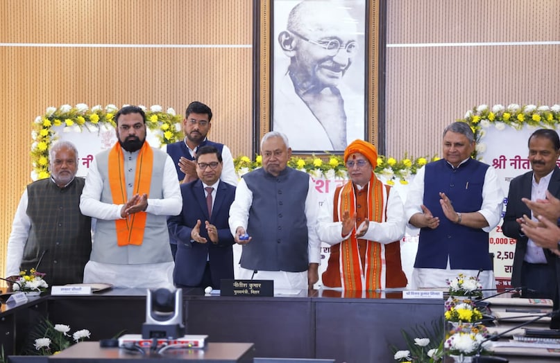 बिहार में फिर बंटे 10-10 हजार, CM नीतीश ने 25 लाख को भेजा पैसा, आप भी उठा सकते हैं फायदा 1 बिहार में फिर बंटे 10-10 हजार, CM नीतीश ने 25 लाख को भेजा पैसा, आप भी उठा सकते हैं फायदा