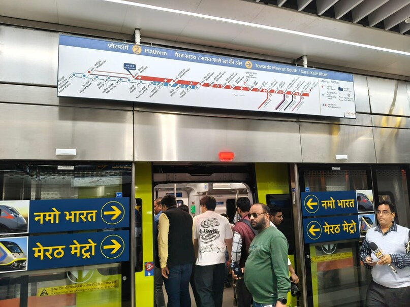नमो भारत रैप‍िड रेल देखने में कुछ कुछ मेट्रो ट्रेनों जैसी ही है. काफी साफ-सुथरी इस ट्रेन के दरवाजे भी मेट्रो की तरह ही खुलेंगे, हालांक‍ि मेट्रो की तरह नमो भारत के स्‍टेशन काफी पास-पास नहीं हैं बल्‍क‍ि दूर-दूर हैं. 