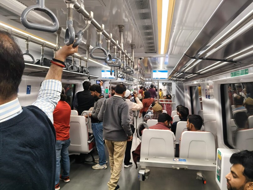 हालांक‍ि नमो भारत रैप‍िड रेलों में बैठने की सीटें द‍िल्‍ली मेट्रो के बजाय एयरपोर्ट एक्‍सप्रेस लाइन मेट्रो या दुबई मेट्रो या भारतीय रेलवे की ट्रेनों की तरह हैं. यह मेट्रो की तरह हॉर‍िजंटल न होकर व‍र्ट‍िकल स‍िट‍िंग है. रेल में दोनों साइड दो-दो सीटें हैं और बीच में पैसेंजर के ल‍िए न‍िकलने और पकड़ने के ल‍िए दो रॉ में ग्रैब हैंडल लगे हैं. इन्‍हें पकड़कर यात्री खड़े होकर भी रैप‍िड रेल में सफर कर सकते हैं. 