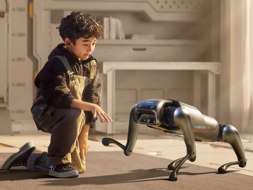 2. Xiaomi CyberDog (बायोनिक क्वाड्रूपेड रोबोट) शाओमी का यह स्मार्ट रोबोट डॉग जैसा दिखता है. फीचर्स: वॉइस इंटरैक्शन, स्मार्ट होम इंटीग्रेशन, 3.2 m/s स्पीड, कैमरा और सेंसर्स से नेविगेशन. कीमत: लगभग 20,993 रुपये (इंडियाMART पर). यूज: होम सिक्योरिटी, पेट रोबोट जैसा फन, डेवलपर्स के लिए ओपन-सोर्स.