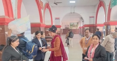 देश में रेलवे स्टेशनों के नाम भी अजब गजब हैं, जिनको लेने में आप हिचकिचाएंगे.