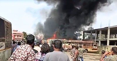 खादगढ़ा बस स्टैंड पर खड़ी बसों में आग लग गई.