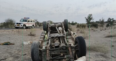बाड़मेर में दर्दनाक सड़क हादसा: बोलेरो कैंपर पलटी, एक ही परिवार के 26 लोग घायल