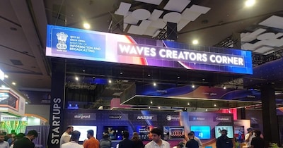 सूचना एवं प्रसारण के वेव्स पवेलियन में युवा अधिक रुचि दिखा रहे थे.