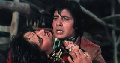 नई दिल्ली. साल 1988 में सिनेमाघरों में एक ऐसी फिल्म ने दस्तक दी थी, जिसमें अमिताभ बच्चन, जया प्रदा और मीनाक्षी शेषाद्रि नजर आए थे. इस फिल्म में पहले जितेंद्र नजर आने वाले थे. लेकिन उन्होंने फिल्म रिजेक्ट कर दी थी. बाद में मिथुन चक्रवर्ती इस फिल्म में नजर आए थे. सारे हिट की गारंटी वाले स्टार भी फिल्म को डूबने से नहीं बचा पाए थे.