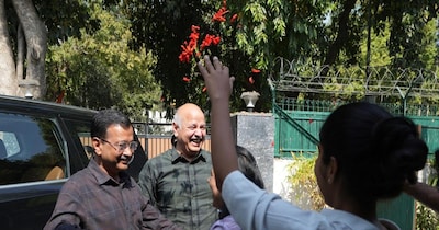 बरी होने पर केजरीवाल का परिवार में भावुक स्वागत, गले मिले, मुस्कुराए और छलके आंसू.
